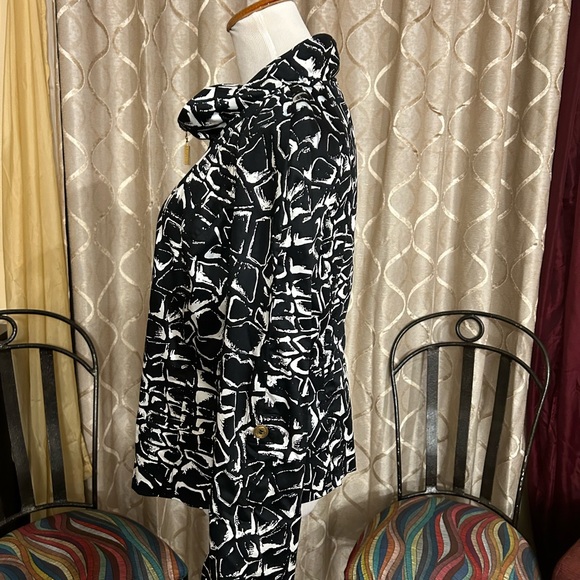 St. John Black and White Abstract Blouse - Picture 3 of 14